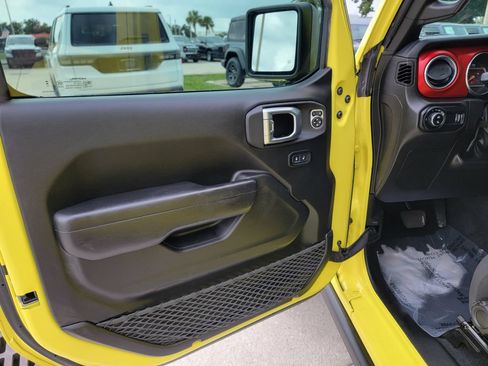 Used 2023 Jeep Gladiator Rubicon w/ Trailer Tow Package AWD/4WD image 10