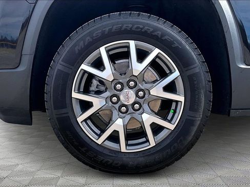 Used 2023 GMC Acadia SLE image 9