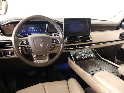 Used 2024 Lincoln Navigator Premiere AWD/4WD image 2