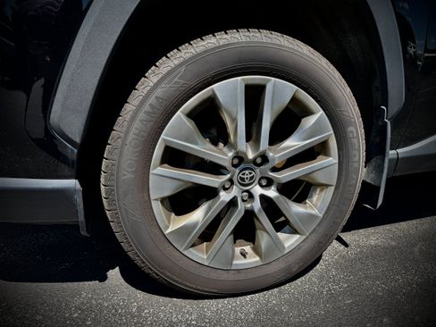Certified 2022 Toyota RAV4 XLE Premium AWD/4WD image 32