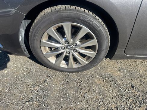 Used 2015 Toyota Camry XLE w/ Moonroof Package FWD image 17