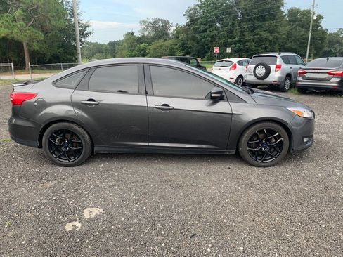 Used 2016 Ford Focus SE w/ Equipment Group 201A image 4