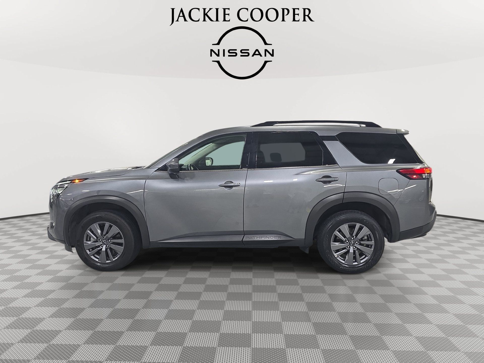 Used 2025 Nissan Pathfinder SV AWD/4WD image 8