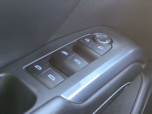 Used 2025 Chevrolet Traverse LT image 32