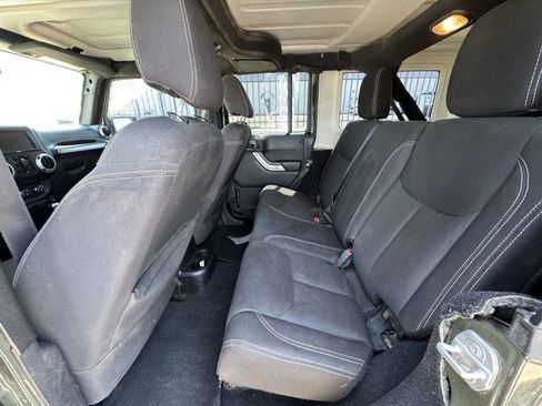 Used 2015 Jeep Wrangler Unlimited Rubicon AWD/4WD image 9