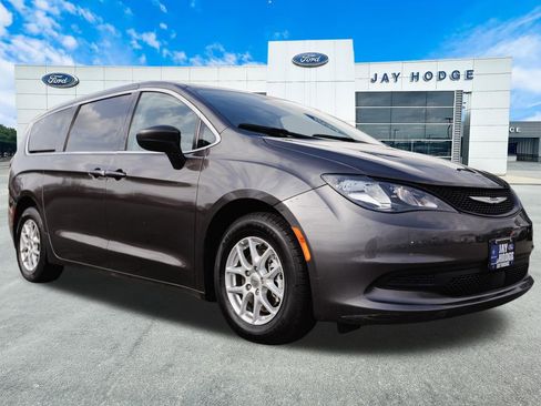 Used 2023 Chrysler Voyager LX image 1