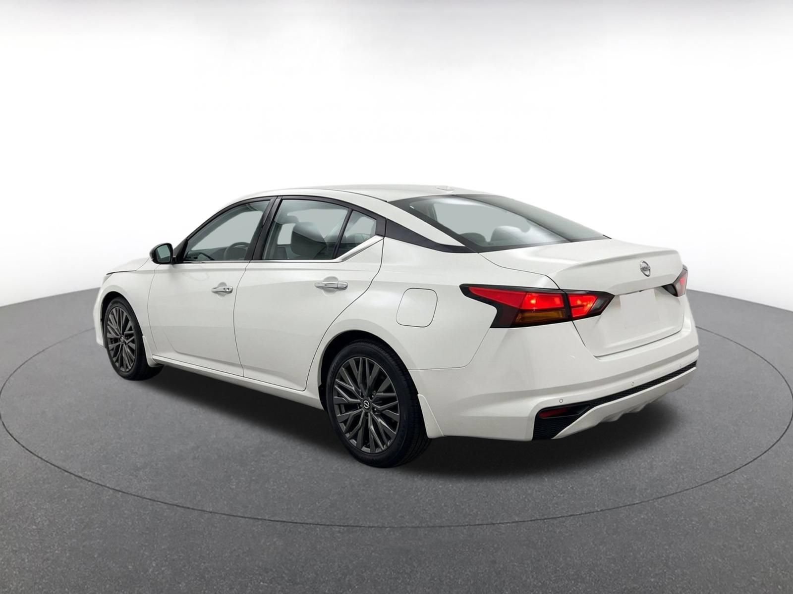 Used 2025 Nissan Altima 2.5 SV FWD image 6