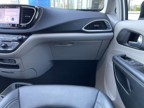 Used 2024 Chrysler Pacifica Touring-L image 31