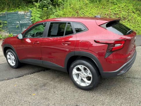 Certified 2024 Chevrolet Trax LS w/ LS Convenience Package FWD image 9