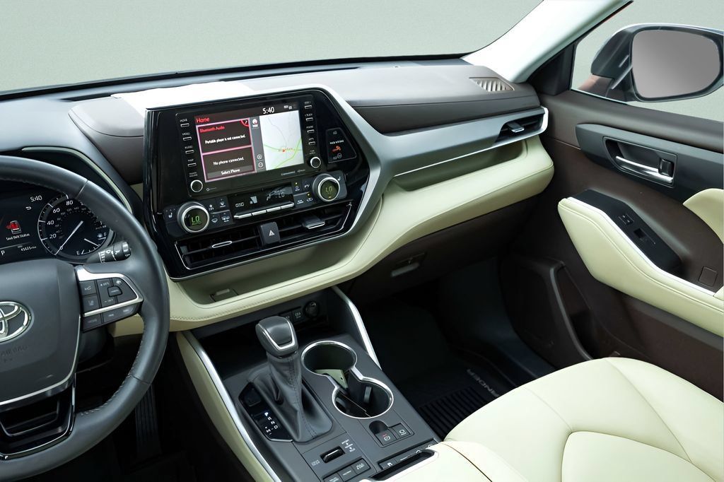 Used 2020 Toyota Highlander XLE AWD/4WD image 21