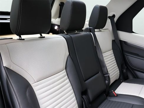 New 2025 Land Rover Discovery Metropolitan Edition image 27