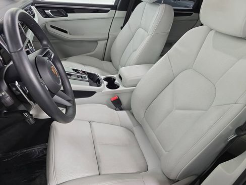 Certified 2025 Porsche Macan image 5