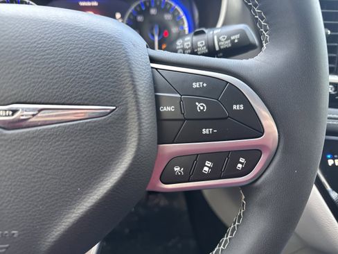 Used 2023 Chrysler Pacifica Touring-L image 22