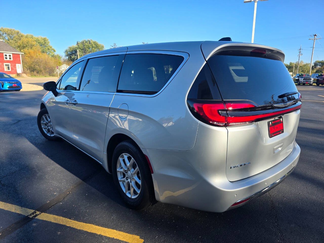 Used 2026 Chrysler Pacifica Select FWD image 8