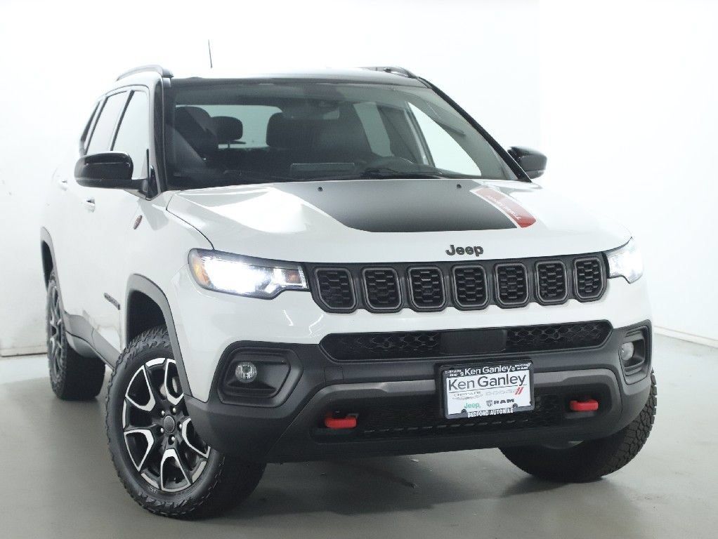 Used 2025 Jeep Compass Trailhawk AWD/4WD image 2