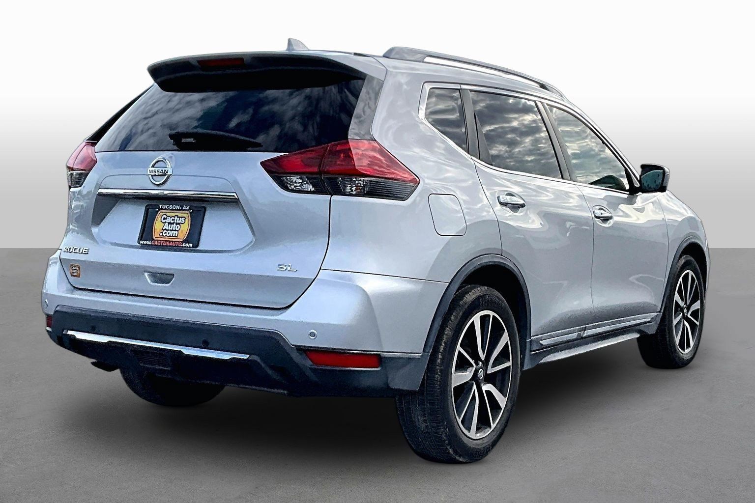 Used 2019 Nissan Rogue SL FWD image 2