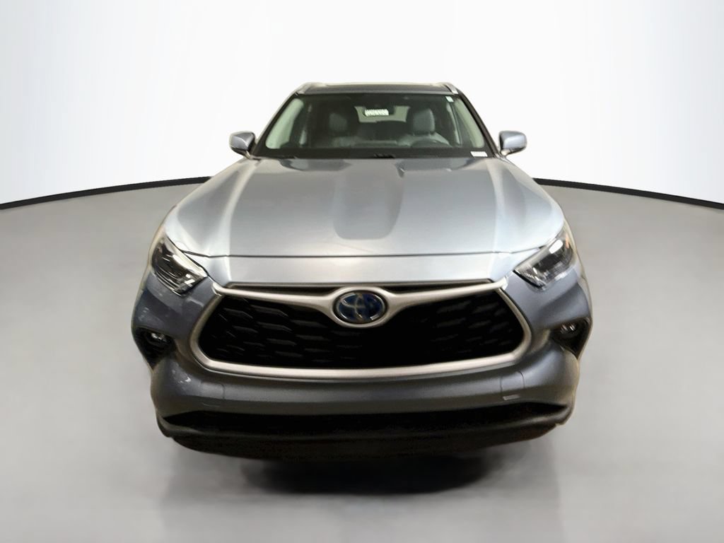 Used 2022 Toyota Highlander XLE FWD image 2