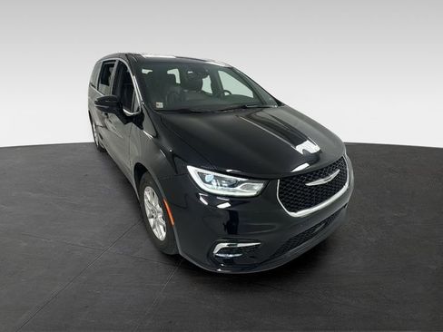 Used 2025 Chrysler Pacifica Select FWD image 1