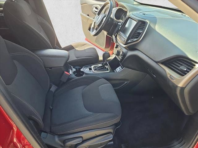 Used 2016 Jeep Cherokee Latitude w/ Comfort & Sound Group FWD image 21