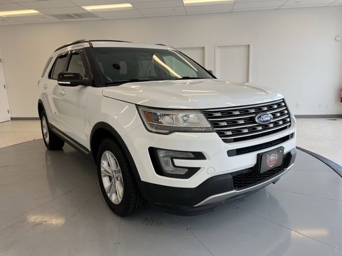 Used 2017 Ford Explorer XLT image 1