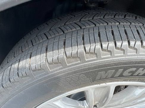 Used 2022 Ford Explorer Limited w/ Equipment Group 301A AWD/4WD image 19