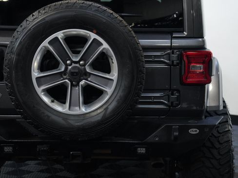 Used 2018 Jeep Wrangler Unlimited Sahara w/ Safety Group AWD/4WD image 16