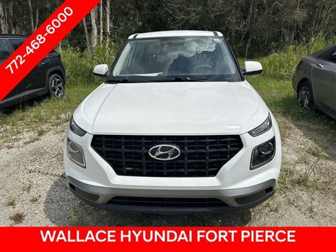 Used 2022 Hyundai Venue SE FWD image 1