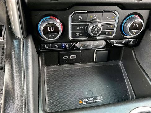 Used 2023 Chevrolet Suburban Premier image 15