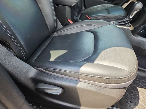 Used 2016 Jeep Renegade Limited image 33