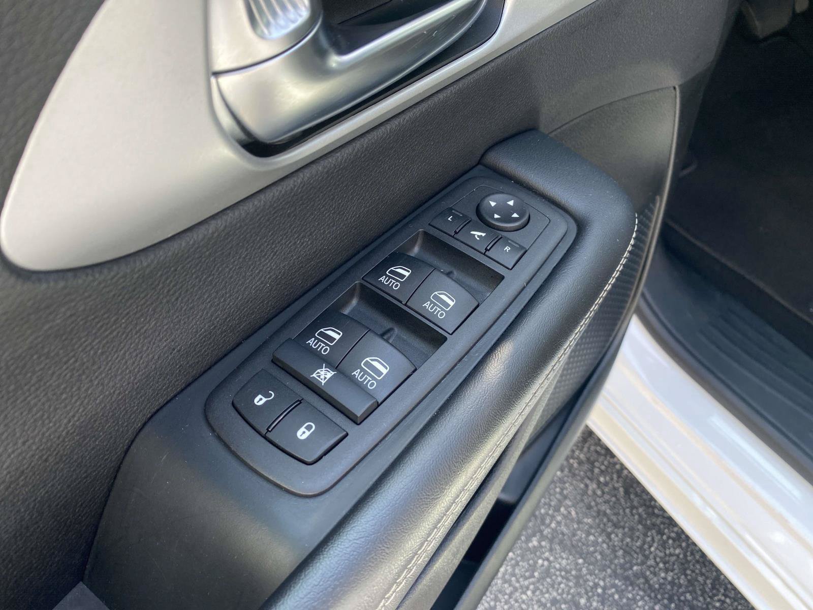 Used 2025 Chrysler Pacifica Limited FWD image 21