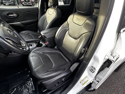 Used 2019 Jeep Cherokee Limited image 18