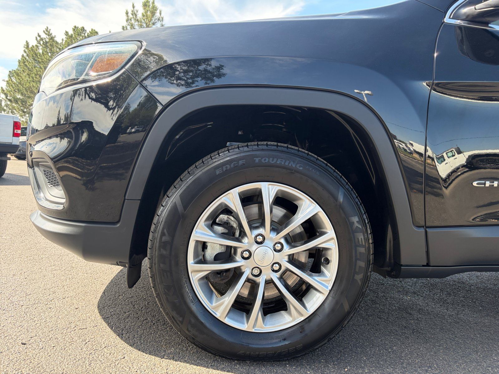 Used 2019 Jeep Cherokee Latitude Plus w/ Cold Weather Group AWD/4WD image 10