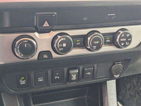 Used 2020 Toyota Tacoma SR5 AWD/4WD image 25