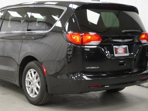 Used 2023 Chrysler Voyager LX image 13