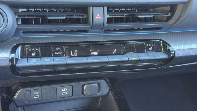 Used 2024 Toyota Prius XLE FWD image 22