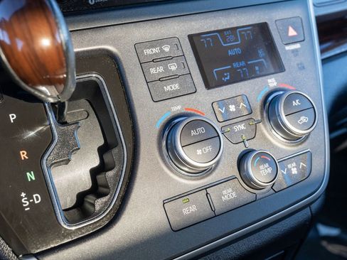 Used 2020 Toyota Sienna Limited Premium image 29