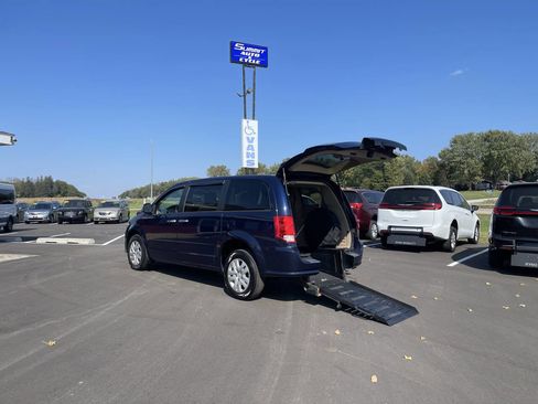 Used 2015 Dodge Grand Caravan SE w/ Quick Order Package 29E SE image 2