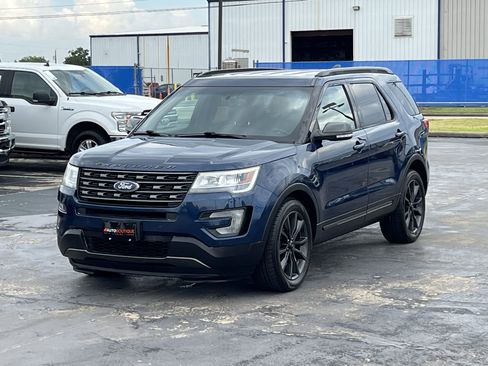 Used 2017 Ford Explorer XLT w/ Equipment Group 202A FWD image 3