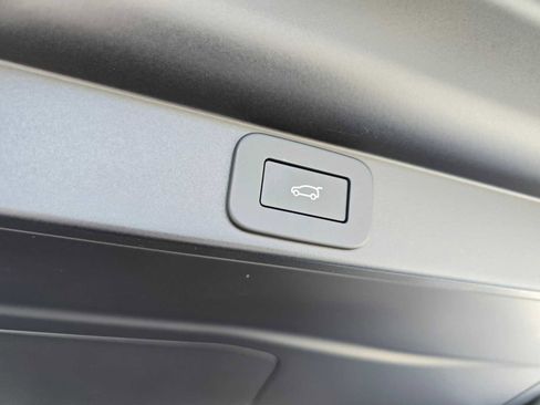 New 2025 Land Rover Range Rover SE image 18