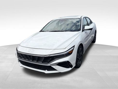 Used 2024 Hyundai Elantra Limited FWD image 2