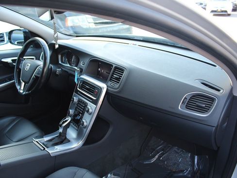 Used 2018 Volvo V60 T5 Cross Country image 21