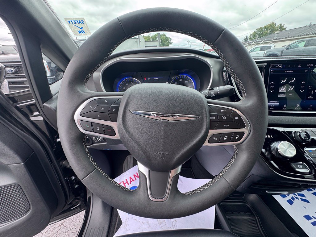Used 2025 Chrysler Pacifica Select FWD image 13