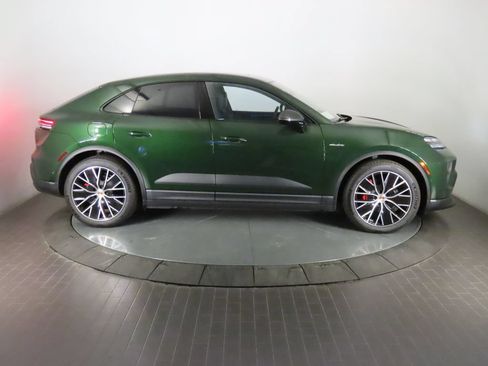 Certified 2025 Porsche Macan 4S Electric AWD/4WD image 8