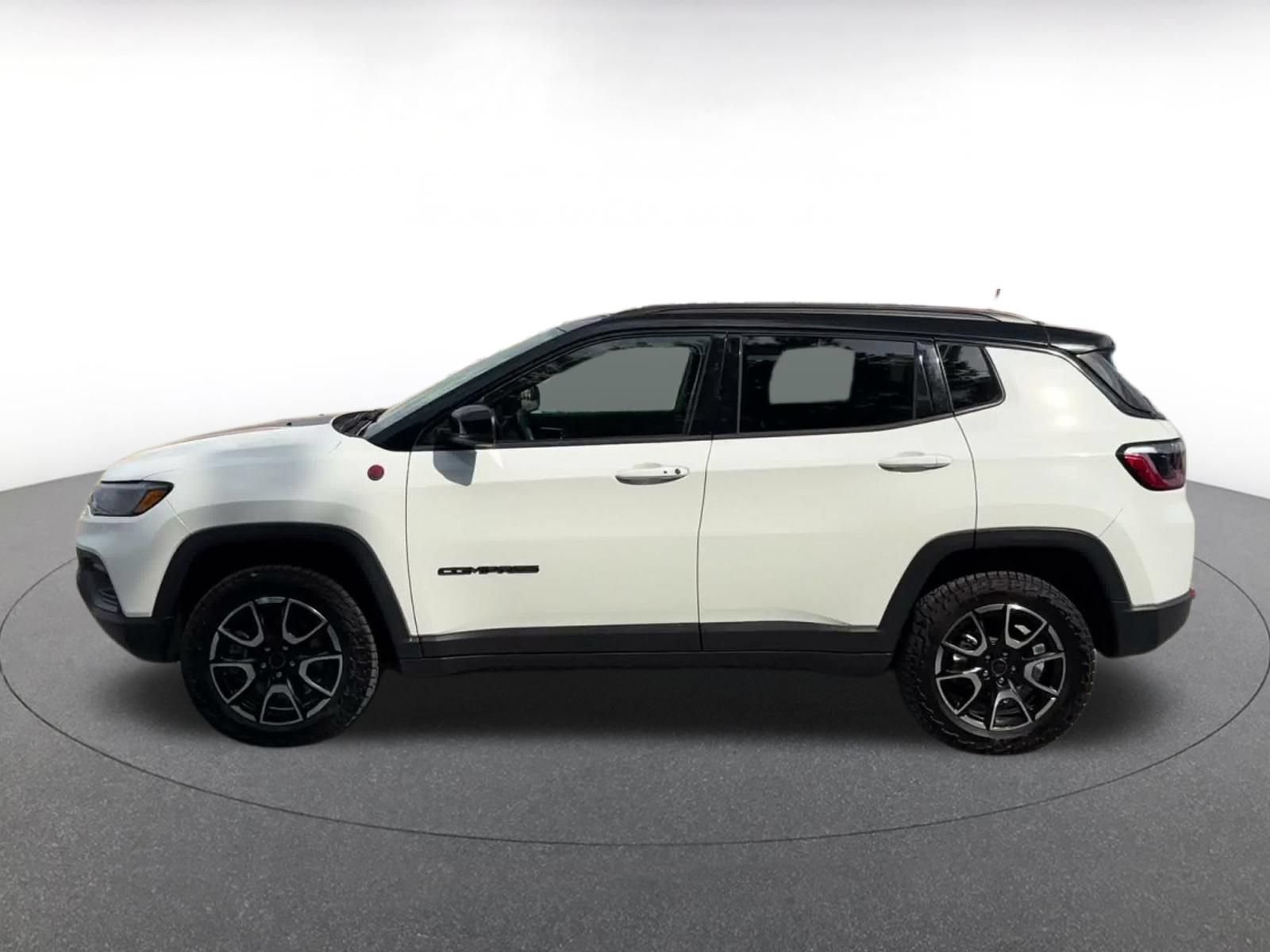 Used 2025 Jeep Compass Trailhawk AWD/4WD image 8