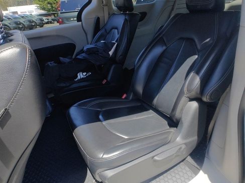Used 2022 Chrysler Pacifica Touring-L FWD image 8