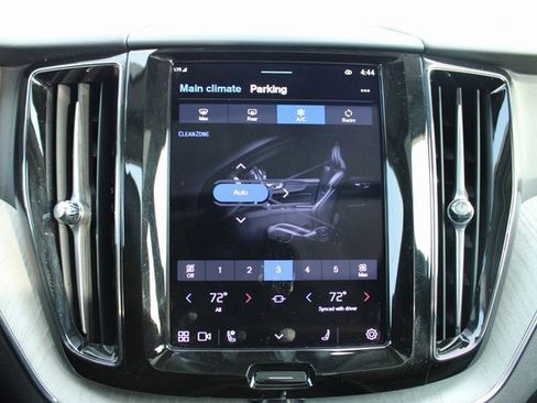 Used 2025 Volvo XC60 B5 Plus image 22