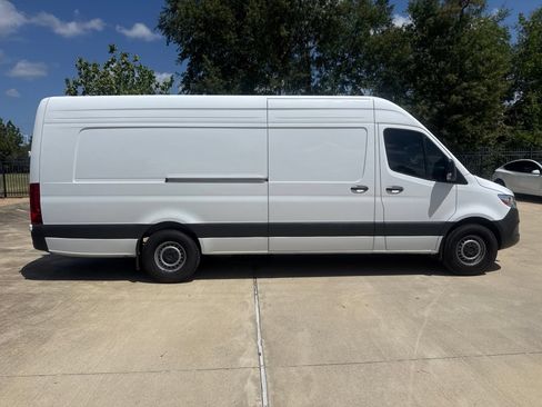 Used 2024 Mercedes-Benz Sprinter 2500 image 3