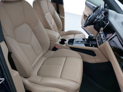 Used 2024 Porsche Macan image 12
