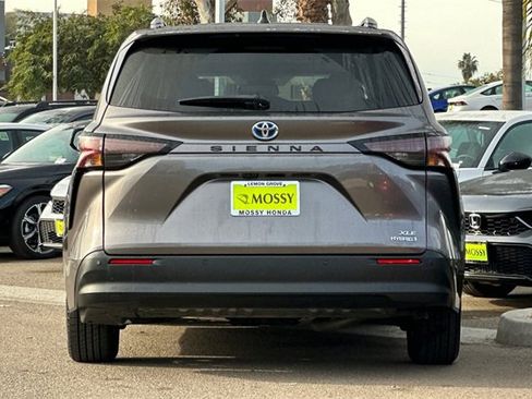 Used 2024 Toyota Sienna XLE image 6