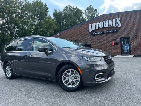 Used 2022 Chrysler Pacifica Touring-L FWD image 40